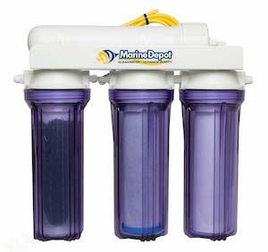 Drietraps omgekeerde osmosefiltratiemachine met paarse kopjes en wit deksel die kan worden gebruikt om de pH in aquaria te verlagen